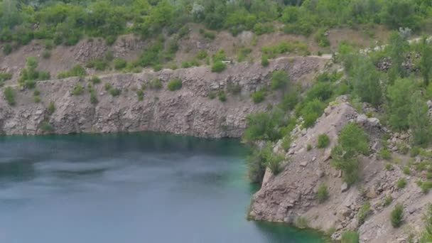 Вода в озере Неар Гранитный склон — стоковое видео