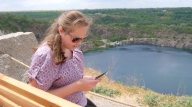 Cep telefonu olan kız