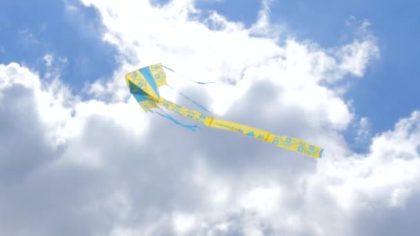 Kite in the Colors of the Ukrainian Flag — Stock Video