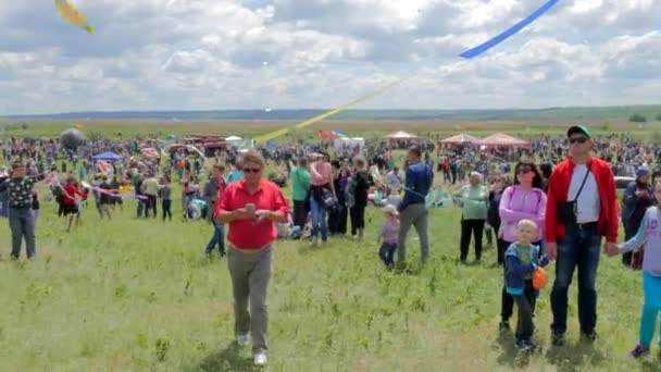 Спостерігачі стежать за літаючими зміями — стокове відео