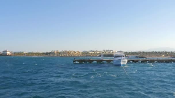 Bateau blanc mouillé à la jetée — Video