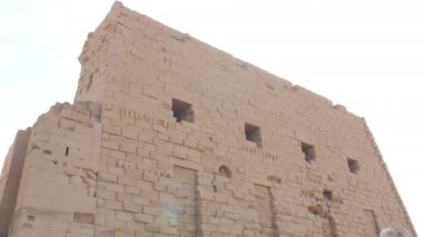 Tuğla Yüksek Duvarı