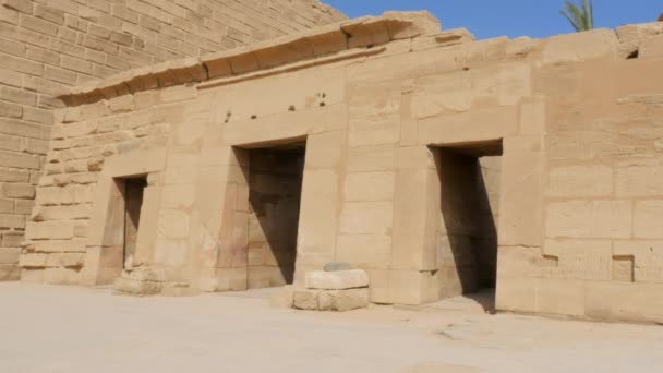 Tiefer Blick auf historisches Gebäude gegen den Himmel — Stockvideo