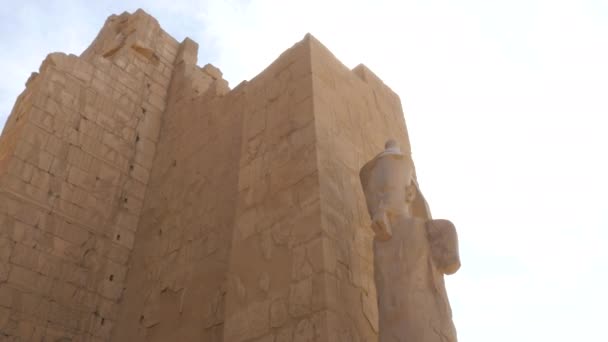 Statua Faraona w pobliżu muru budynku — Wideo stockowe