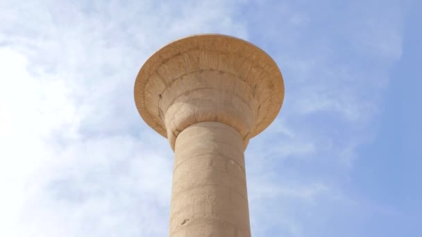 Lång antik kolonn — Stockvideo