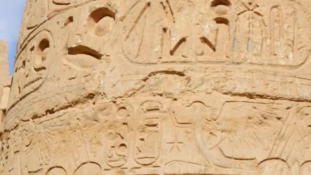 Nahaufnahme eines Freskos mit Hieroglyphen auf dem Gebäude — Stockvideo