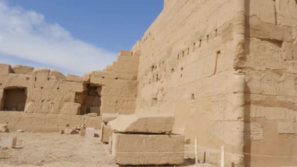 Niski kąt widzenia starożytnych ruin świątyni — Wideo stockowe