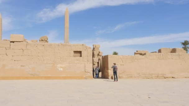 Chłopiec robi zdjęcia zabytków świątyni — Wideo stockowe
