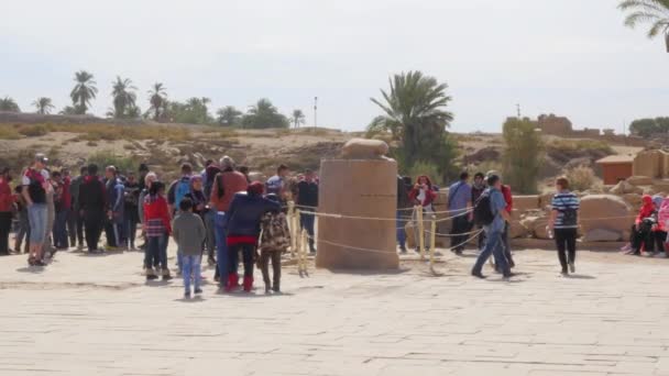 Turister nära monumentet — Stockvideo