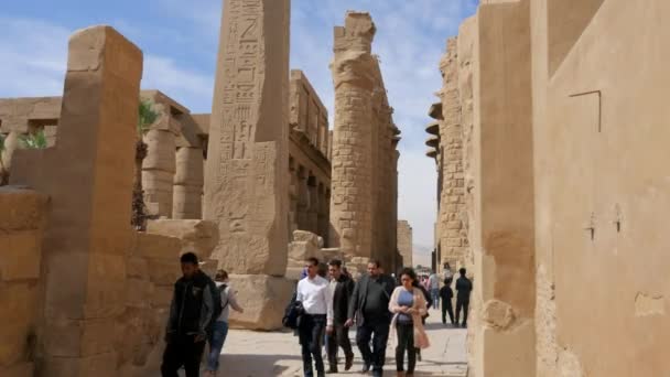 La gente está caminando por el templo — Vídeo de stock