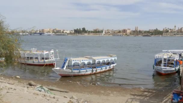 Barcos cerca de la costa — Vídeos de Stock