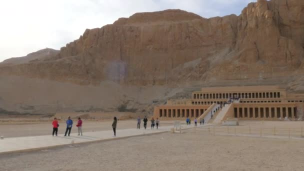 Toeristen in de Tempel van Hatshepsut — Stockvideo