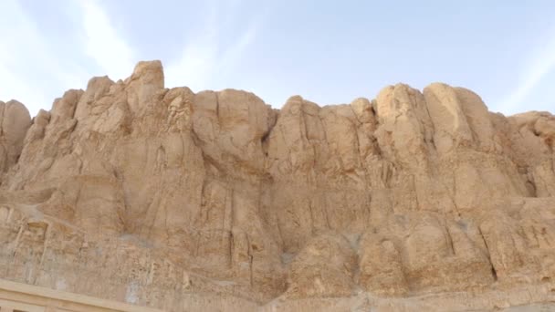 Edificio histórico en las rocas — Vídeo de stock