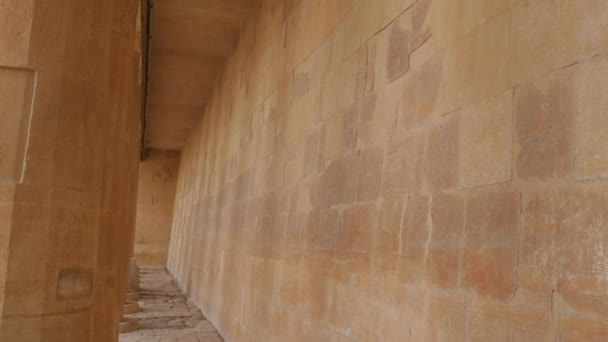 Μικρός διάδρομος με κολώνες κατά μήκος του τοίχου — Αρχείο Βίντεο