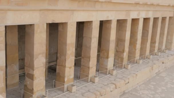 Turistas estão andando no templo egípcio — Vídeo de Stock