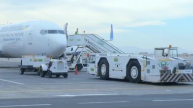 Uçuştan Önce Uçak Motorları Kontrol Ediliyor