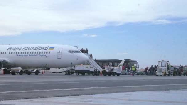 Flugzeuge auf der Landebahn des Flughafens — Stockvideo