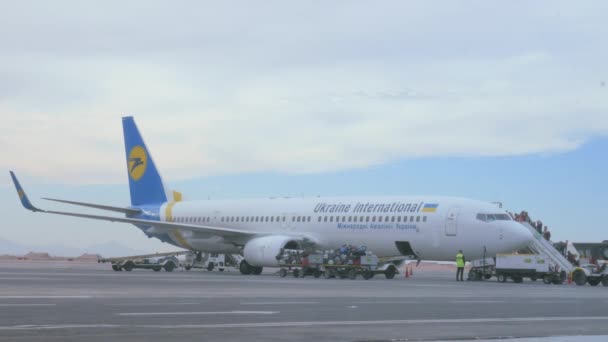 飞机正准备从机场起飞 — 图库视频影像