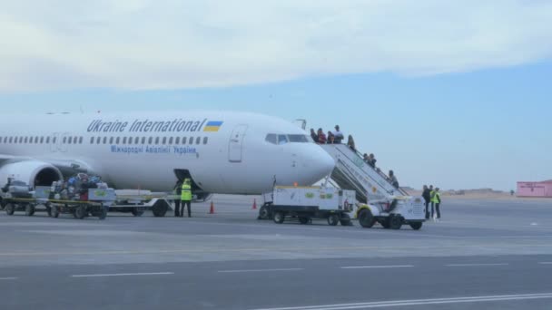 Boeing en la pista del aeropuerto — Vídeos de Stock