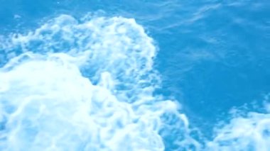 Su damlaları Yat boyunca uçuyor