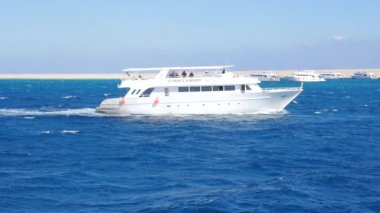 Çifte güverte yatı denizde yüzüyor.