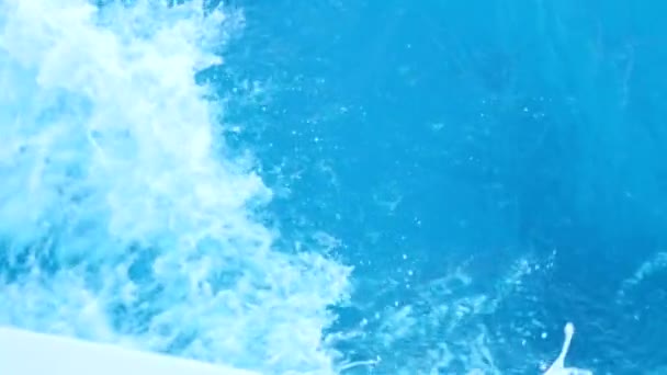 Water plashes vliegt van de zijkant van het schip — Stockvideo