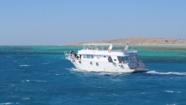 El barco navega más allá de la isla — Vídeo de stock