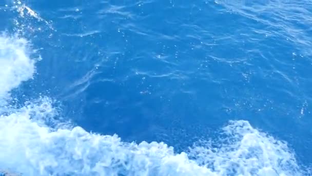 Witte vlekken op het golvende wateroppervlak — Stockvideo