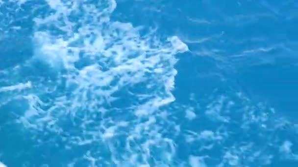 Espuma blanca en la superficie del agua — Vídeo de stock