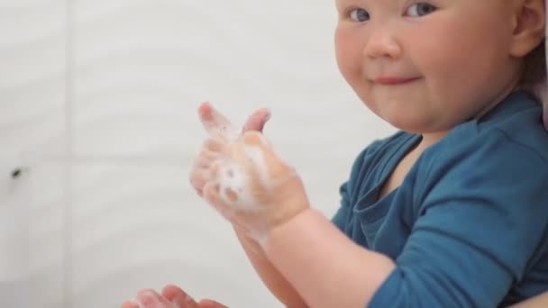 子供は手を洗っている — ストック動画