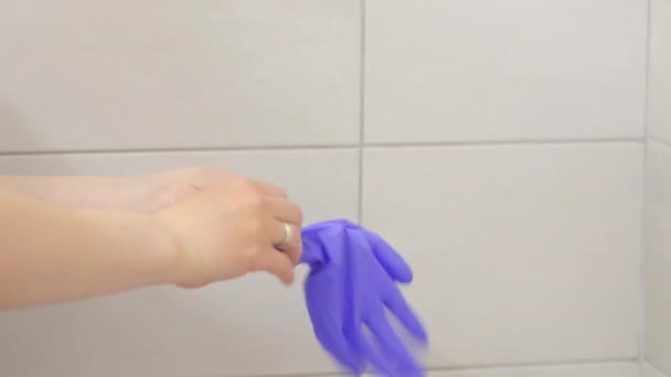 Een beschermende handschoen op de arm aankleden — Stockvideo