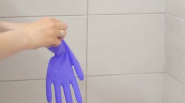 Eline Lastik Eldiven Giydirmek