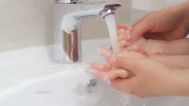 Мама моет младенцам руки — стоковое видео