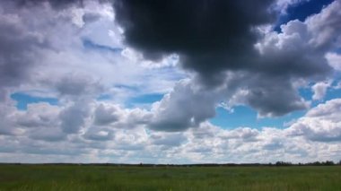 Yeşil Alan ve Bulutlu Gökyüzü