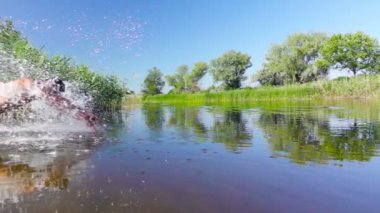 oğlan suya dalıyor