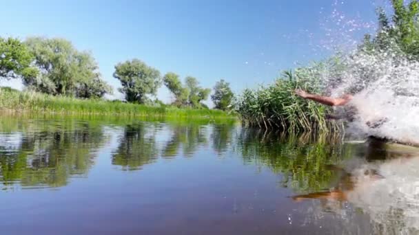 Ten Chlapec Skákající Vody — Stock video