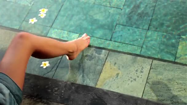 Jonge Vrouw Bij Het Zwembad — Stockvideo