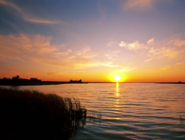 Sonnenuntergang Auf Dem Fluss — Stockvideo