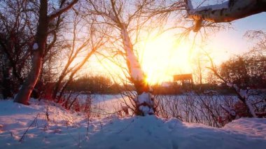 Nehir manzarası, gün batımı. Güneş.