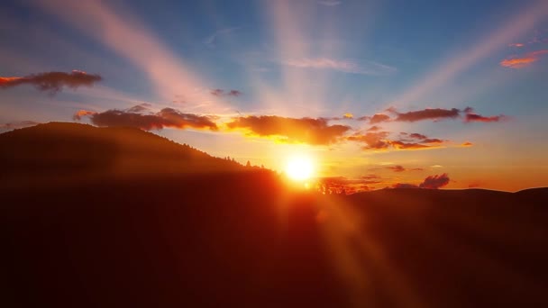 Berglandschap Zonsondergang Zonnestralen Van Zonsondergang — Stockvideo