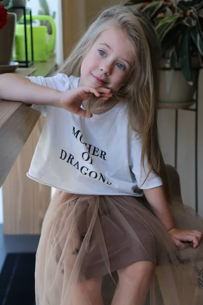 Uzun saçlı sevimli küçük kız.