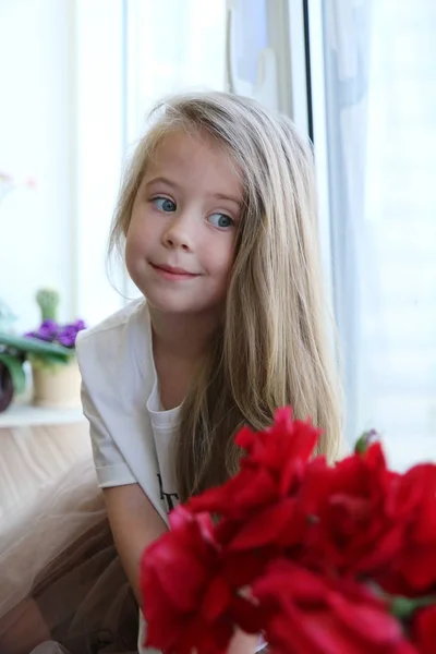 Uzun saçlı sevimli küçük kız.