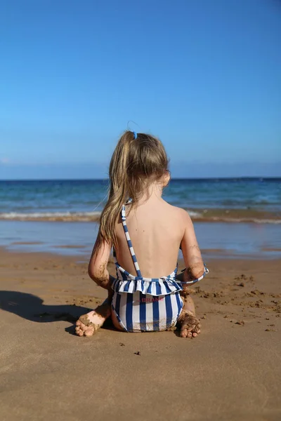 Dalgalar küçük kız