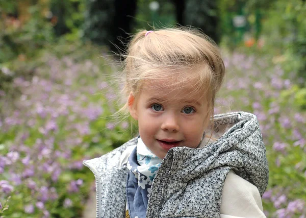 bahar portresi - Bahçedeki küçük kız gülümse 