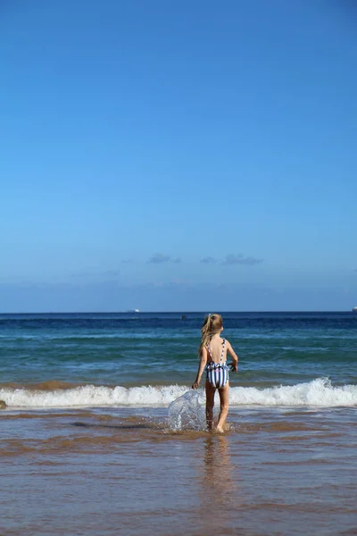 Petite Fille Dans Les Vagues — Photo