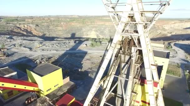 Работает шахтный лифт в медной шахте — стоковое видео