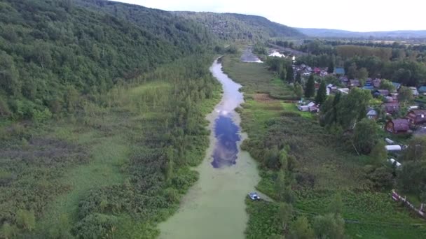 Ancienne petite rivière et village 