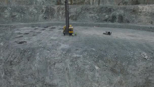 Bohrgerät und Muldenkipper am Tagebau — Stockvideo