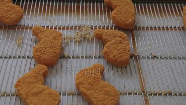 Nuggets de frango no transportador — Vídeo de Stock