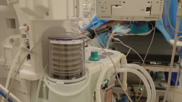 Аппарат искусственной вентиляции легких — стоковое видео